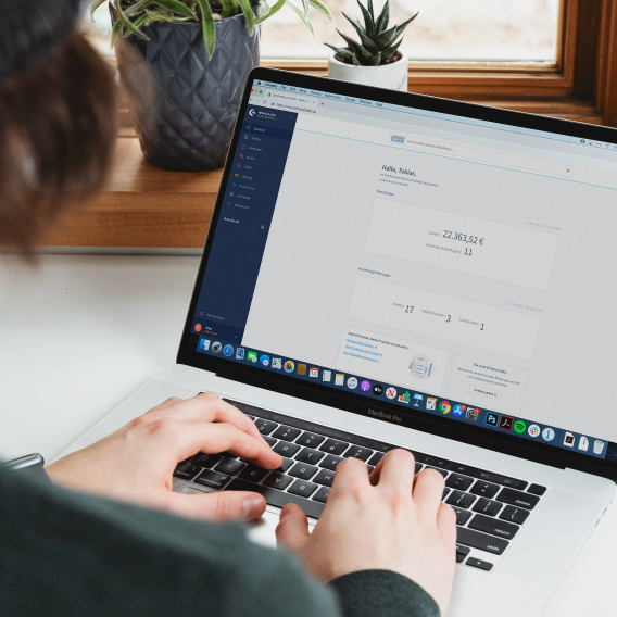 Person, die an einem Laptop arbeitet, der eine Webseite oder Anwendung mit finanziellen Informationen zeigt.