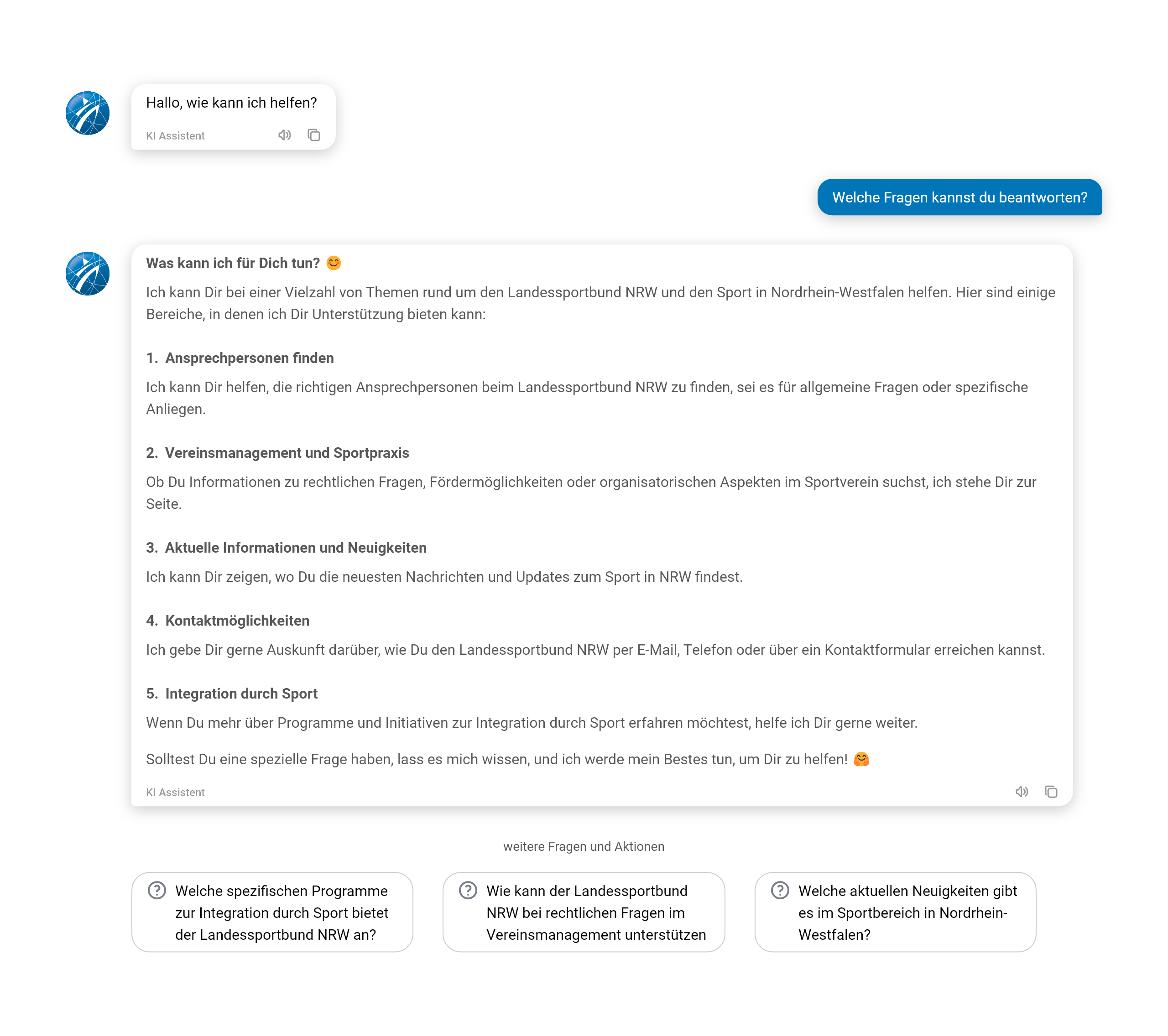 Screenshot eines Chatbot-Fensters auf der Website des Landessportbundes Nordrhein-Westfalen: Der Nutzer fragt rechts nach den Fähigkeiten des KI-Assistenten. Dieser antwortet links mit einer strukturierten Übersicht seiner Unterstützungsangebote antwortet, z. B. zu Ansprechpersonen, Vereinsmanagement, aktuellen Sport-Infos, Kontaktwegen und Integrationsprogrammen. Emojis, nummerierte Punkte und vorgeschlagene Folgefragen unter dem Chat zeigen die dialogorientierte, nutzerfreundliche Beratung sowie Zusatzfunktionen wie Kopieren und Vorlesen von Antworten.